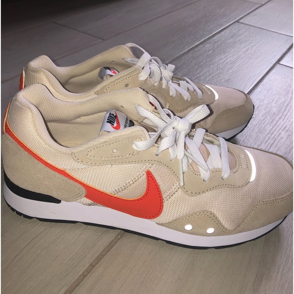 NWT NIKE VENTURE RUNNER- Size 8 - Picture 2 of 4